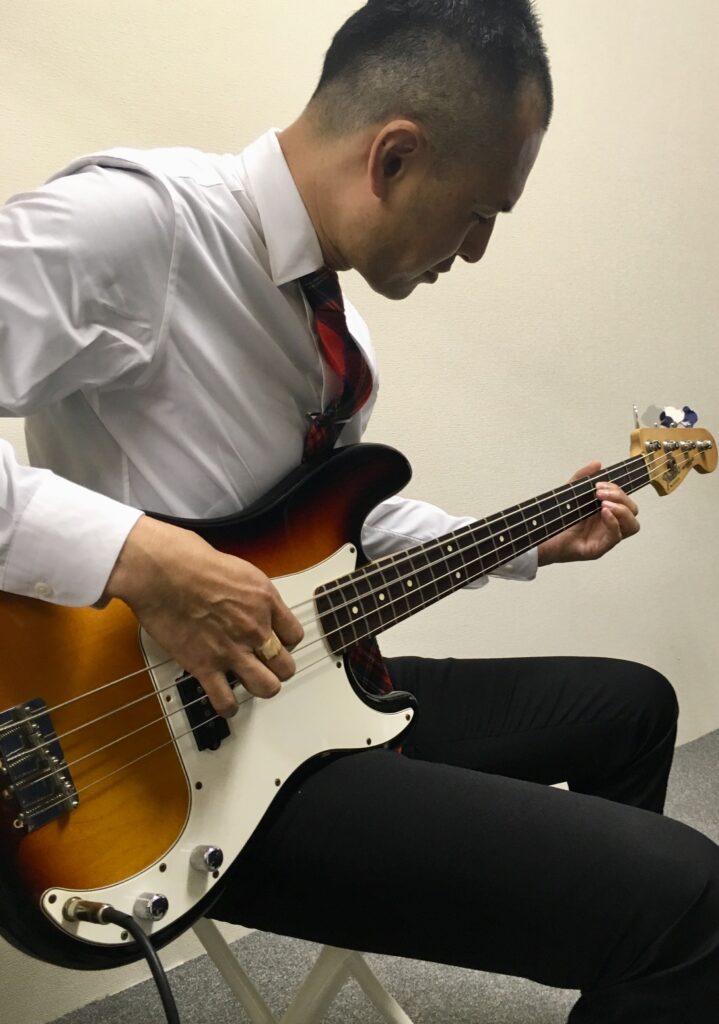 ベース演奏男性